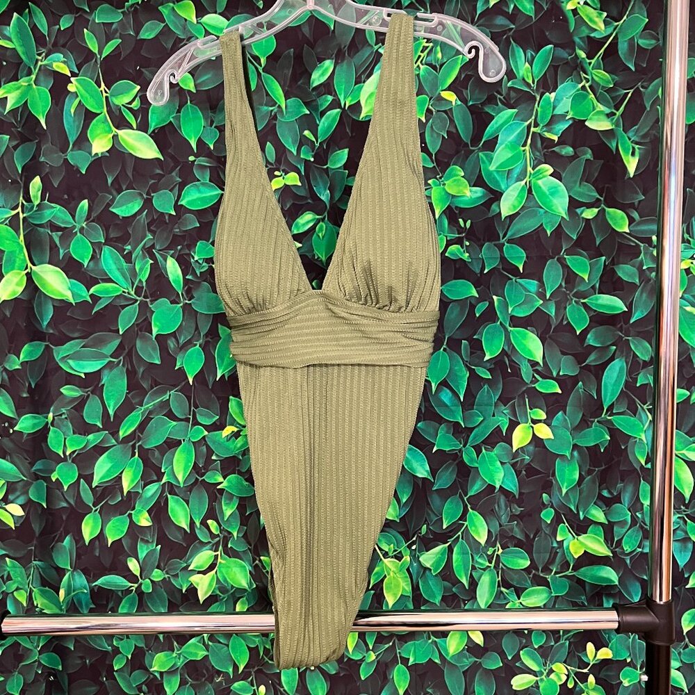 NWT Cupshe Green Ribbed Plunging One-Piece (Large)